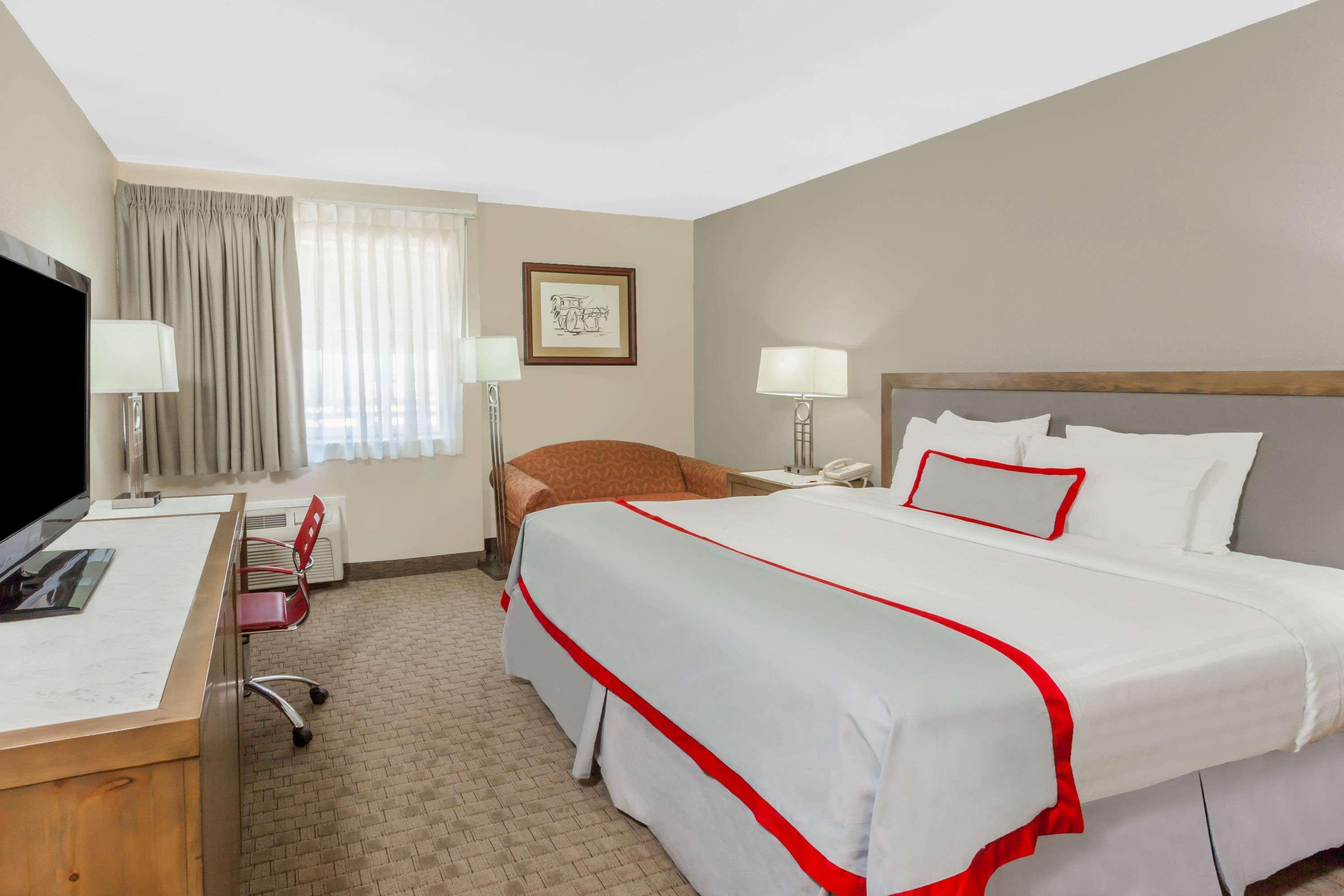 Ramada Plaza By Wyndham Garden Grove/Anaheim South Hotell Exteriör bild