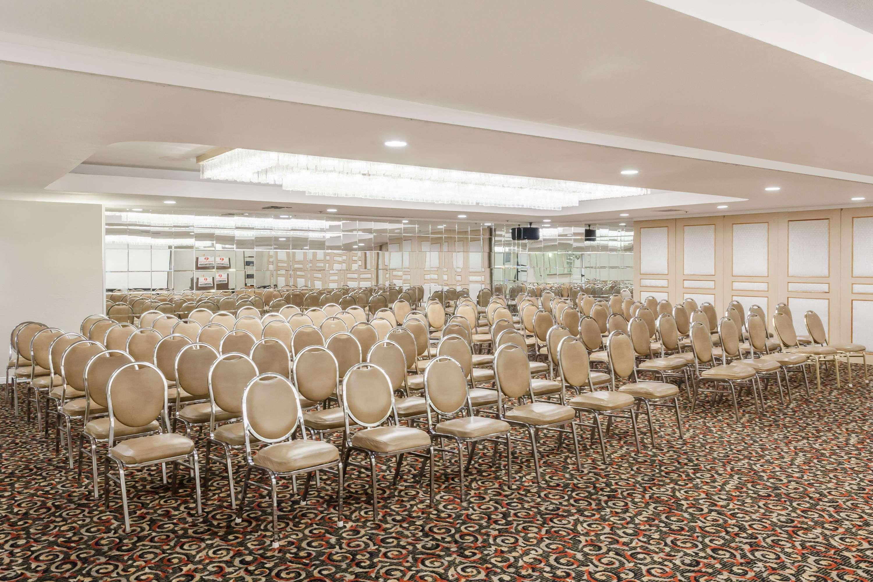 Ramada Plaza By Wyndham Garden Grove/Anaheim South Hotell Exteriör bild