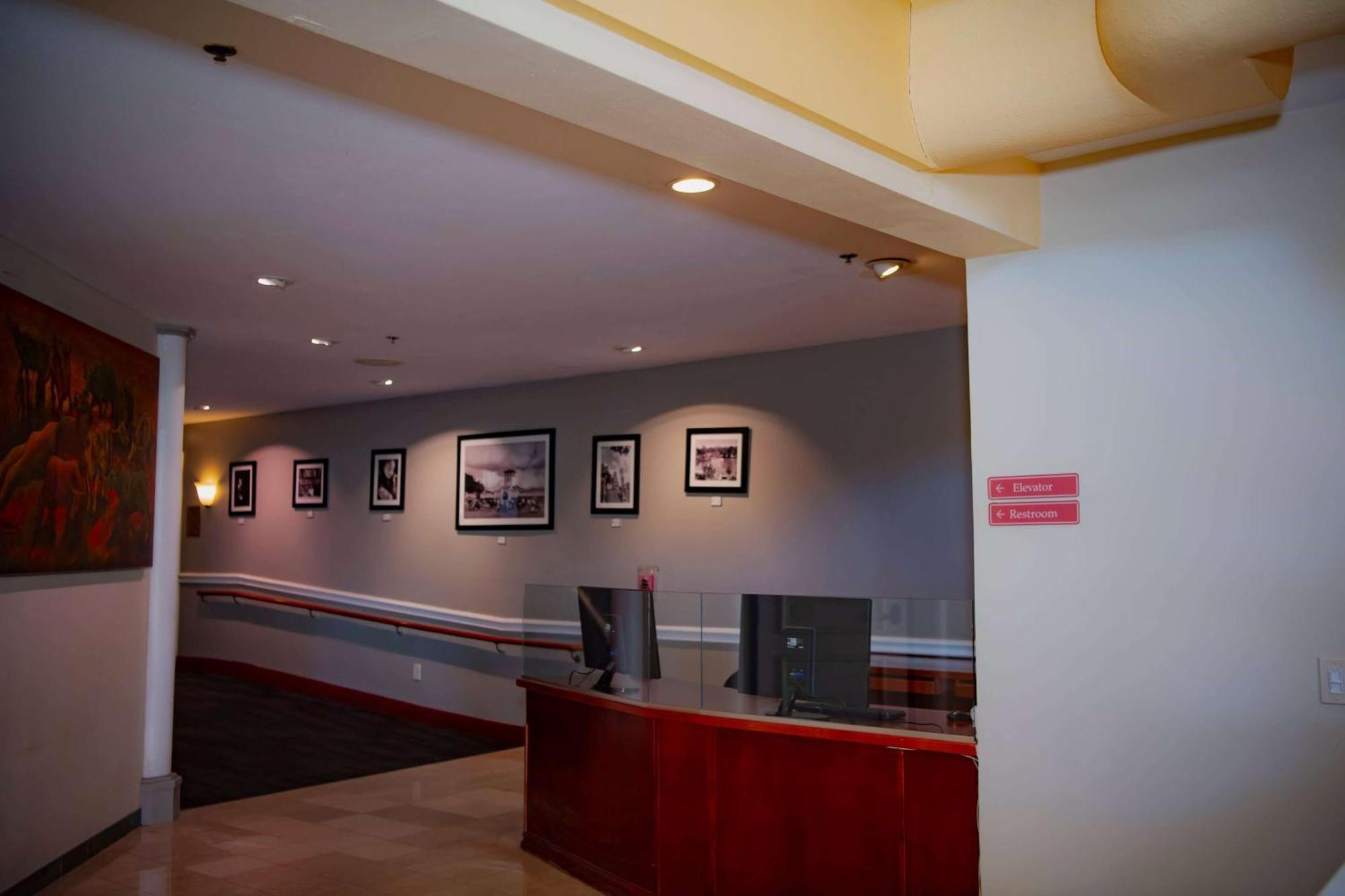 Ramada Plaza By Wyndham Garden Grove/Anaheim South Hotell Exteriör bild