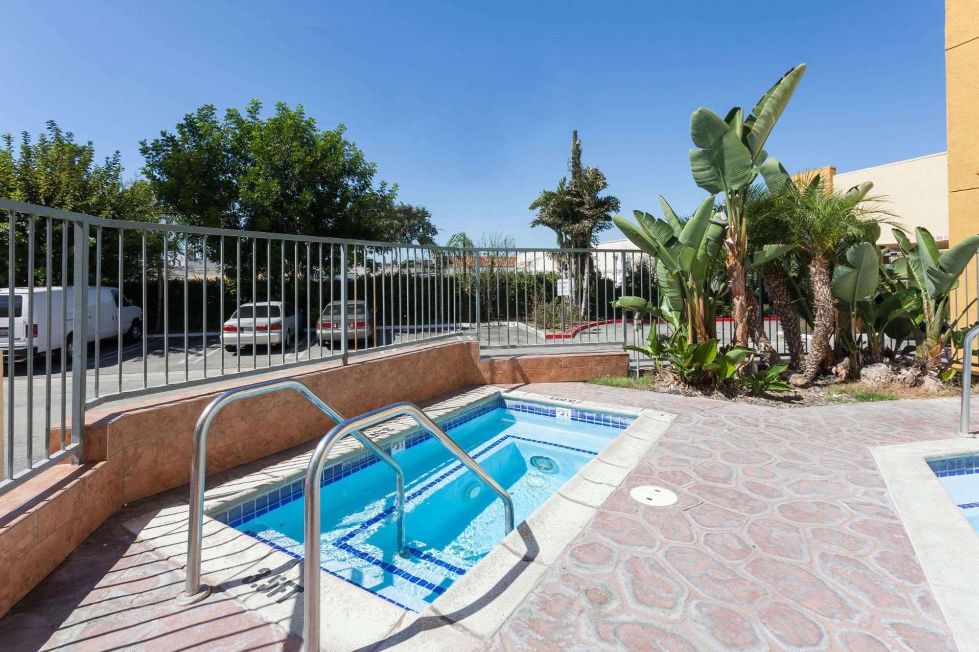 Ramada Plaza By Wyndham Garden Grove/Anaheim South Hotell Exteriör bild