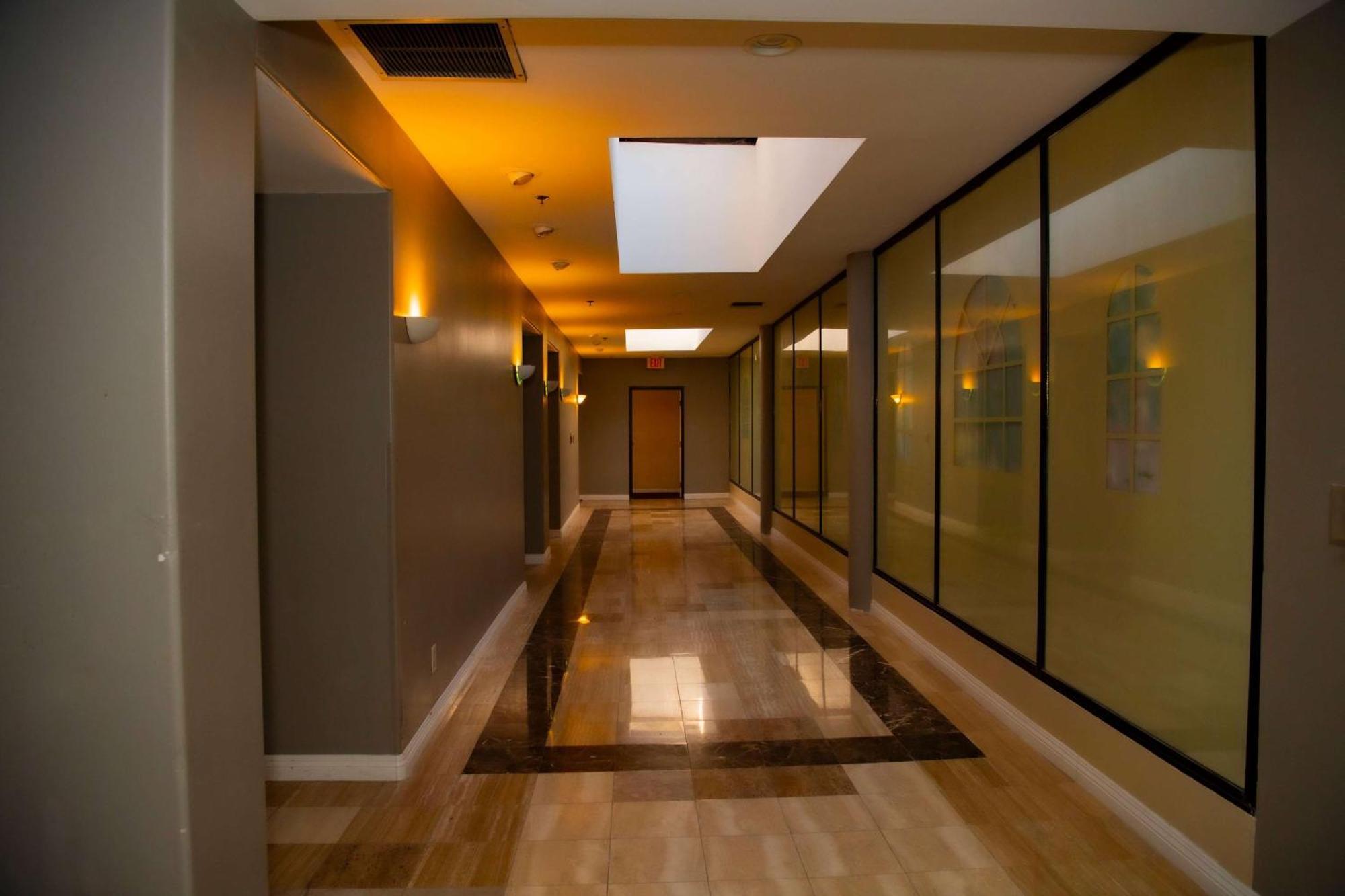 Ramada Plaza By Wyndham Garden Grove/Anaheim South Hotell Exteriör bild