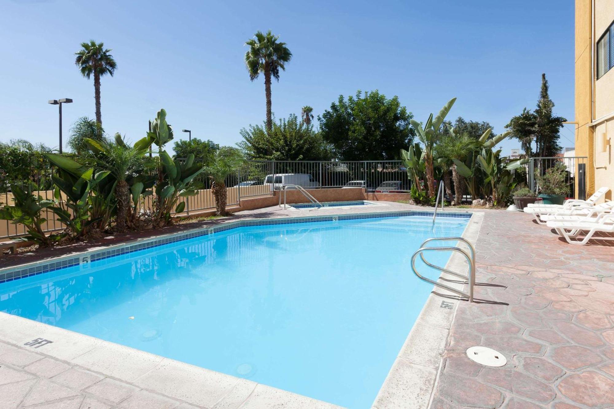 Ramada Plaza By Wyndham Garden Grove/Anaheim South Hotell Exteriör bild